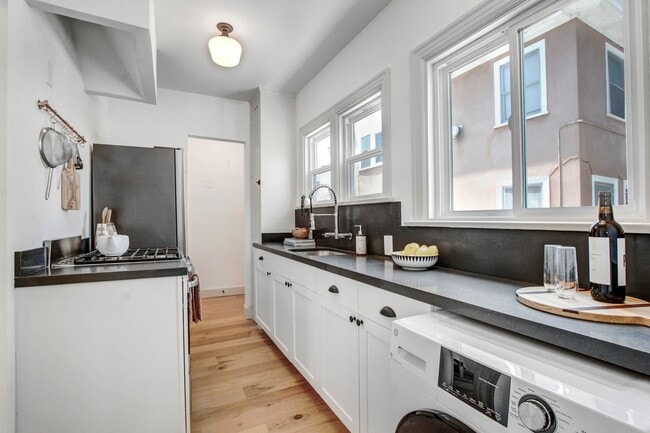 Building Photo - 1 bed, 1 bath apartment in a peaceful cour...