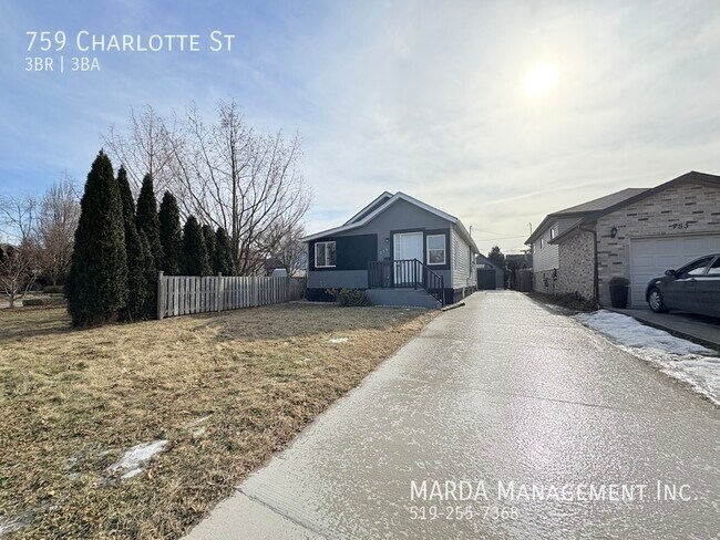 Building Photo - SPACIOUS NEWLY RENOVATED 3 BED/2.5 BATH + HYDRO, WATER & GAS!