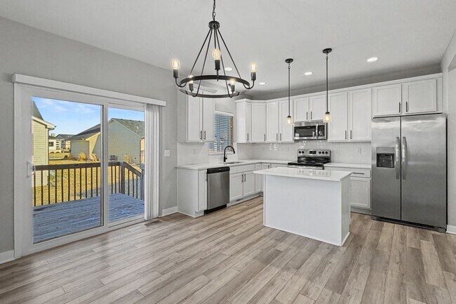 Foto del edificio - Spacious 4-Bedroom Home with 2-Car Garage & Yard