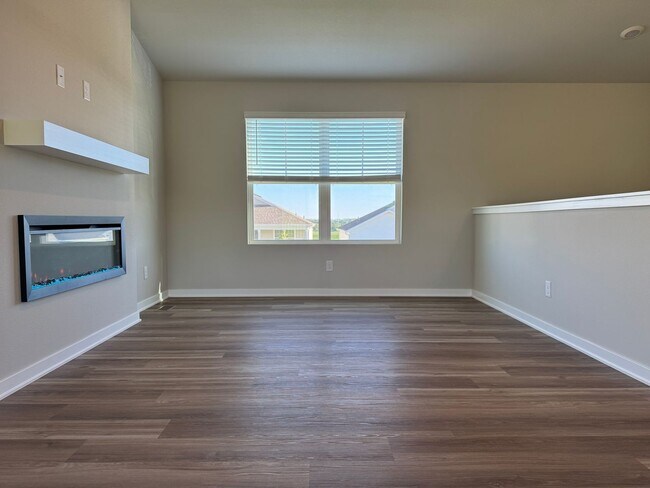 Foto del edificio - Spacious 4-Bedroom Split-Level Near Standing Bear Lake & Trails
