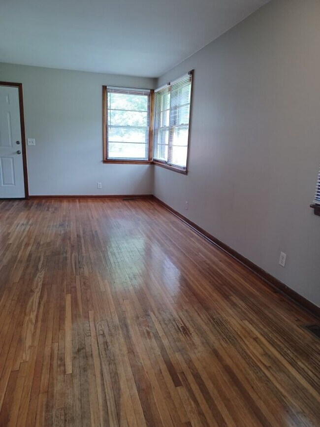 Building Photo - **SPECIAL** 2 BR / 1 BATH Duplex in Nashvi...