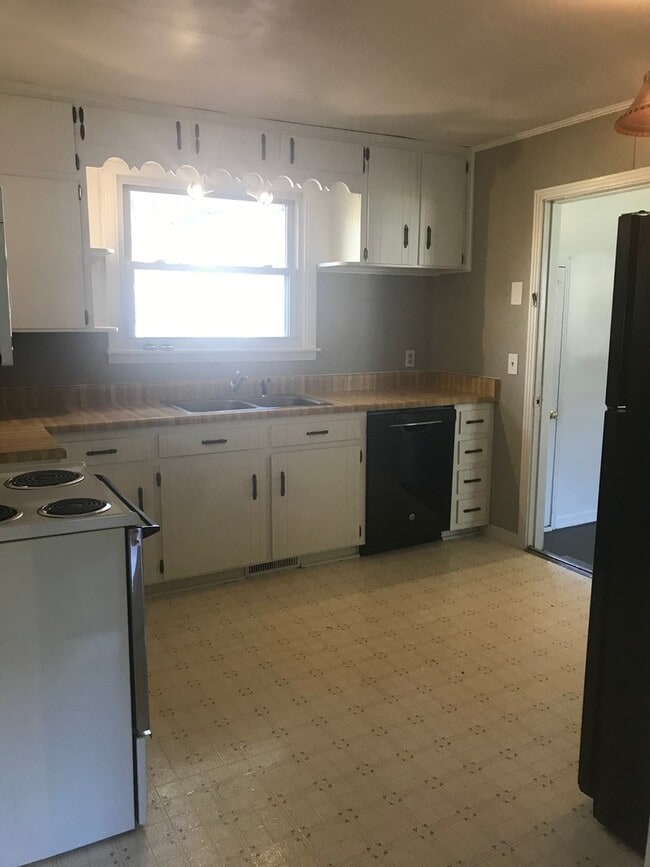 Building Photo - 3 Bedroom Pet Friendly Home For Rent!