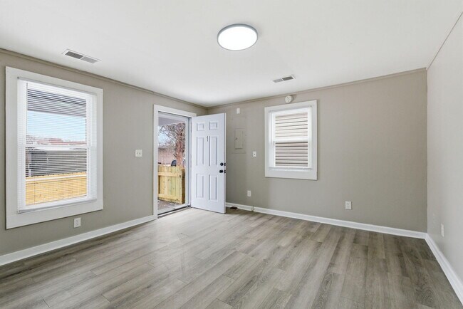 Foto del edificio - 308 E 7th St