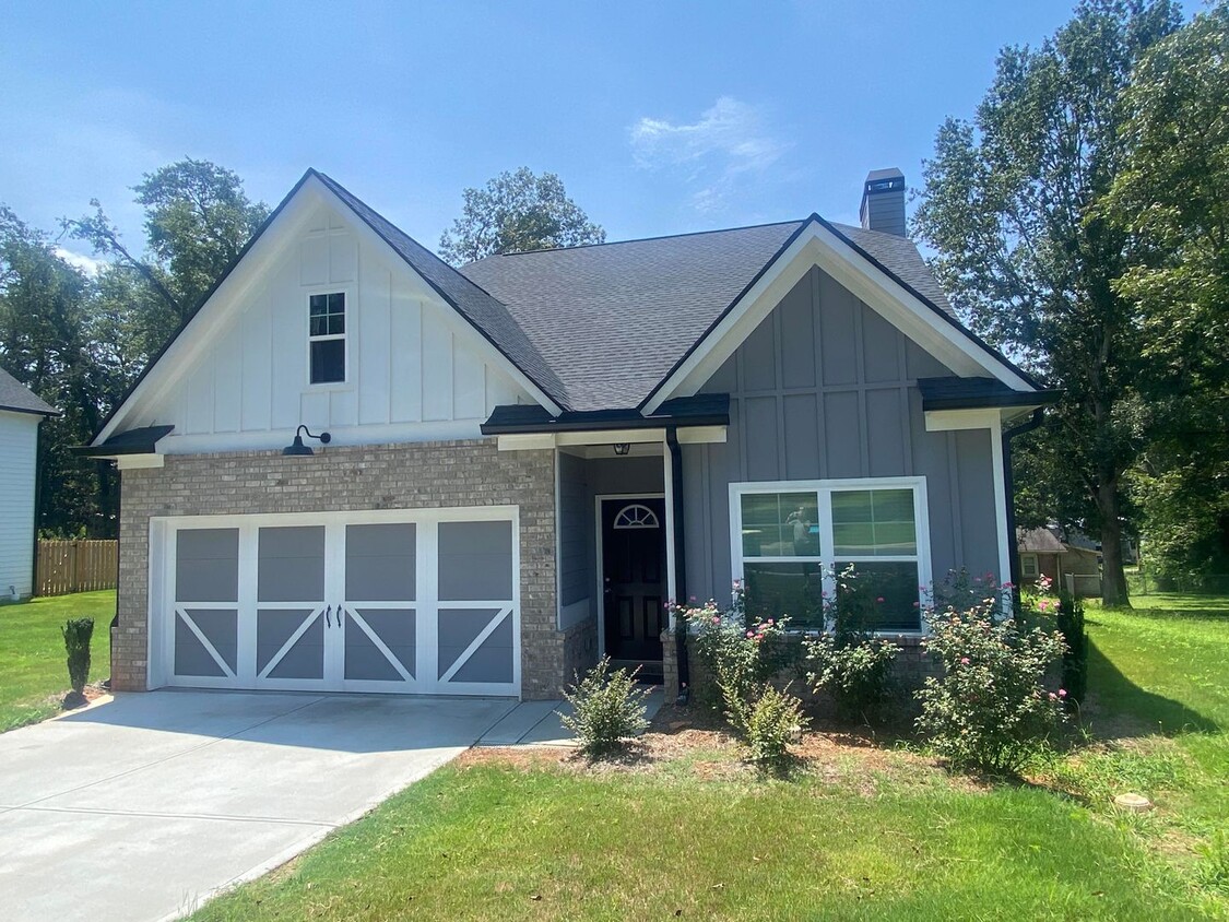 Primary Photo - Fantastic Commerce home, lease furnished o...