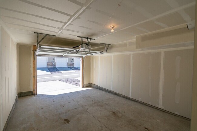 Building Photo - Beautiful Bridgestone Crossing Townhome