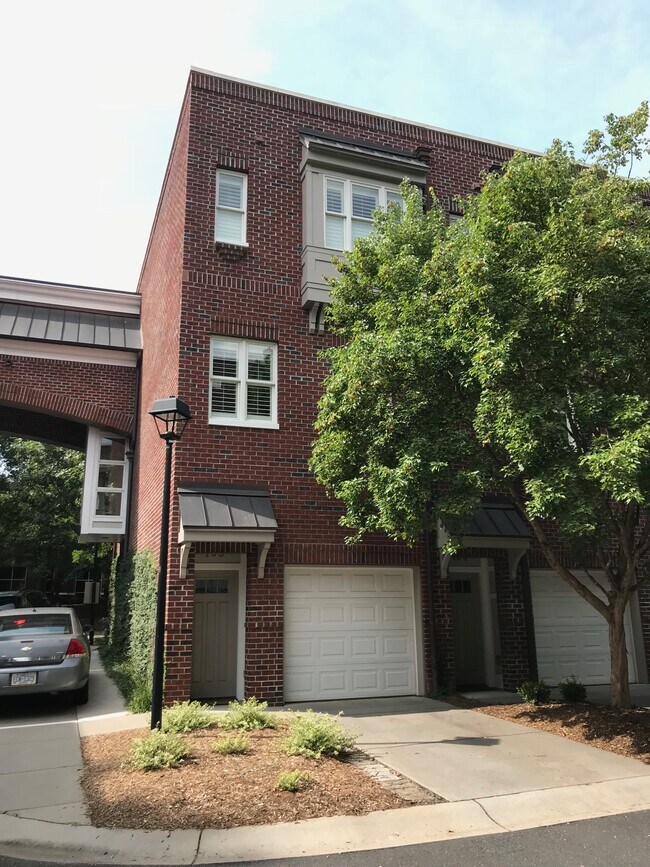 Foto del edificio - 100 N Laurel Ave