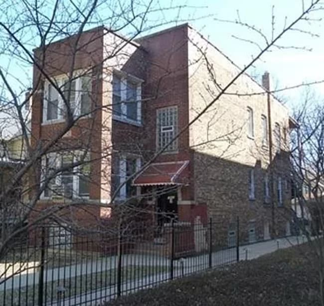 Building Photo - 1845 W Greenleaf Ave
