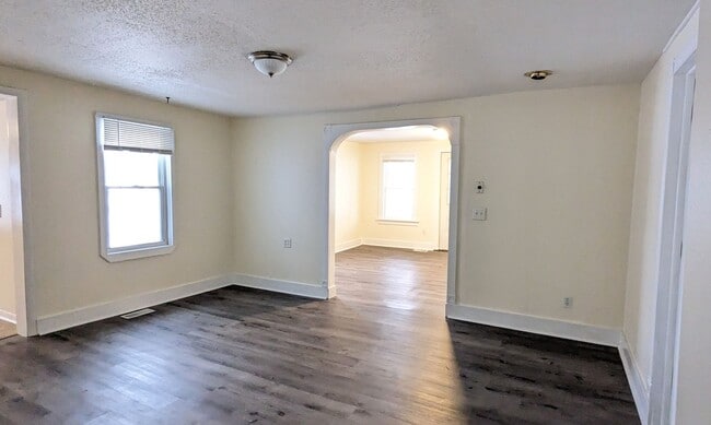 Building Photo - 1132 E Broadway Ave