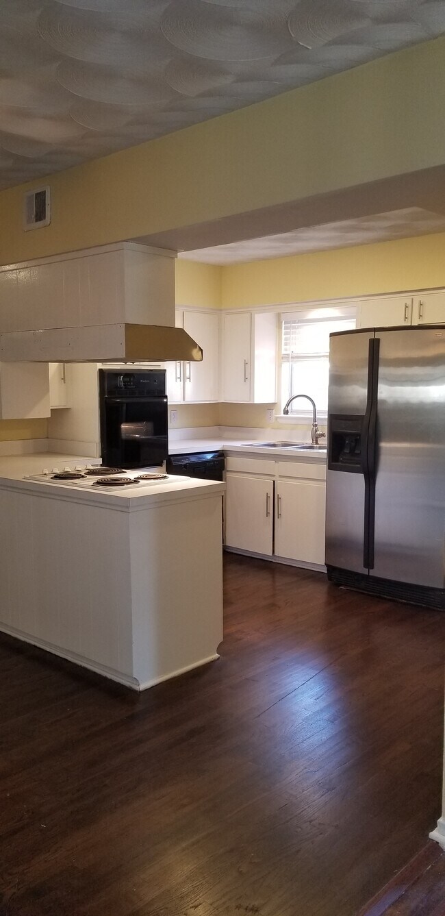 Kitchen - 10833 Marchant Cir
