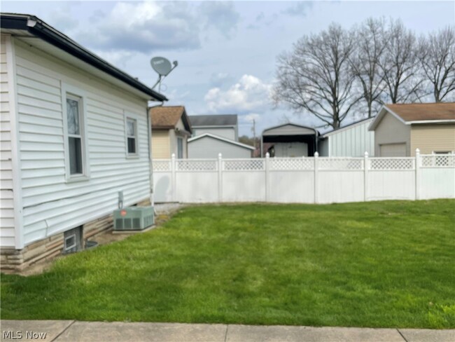 Building Photo - 530 Thelma Ave