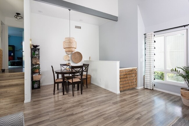 Building Photo - 3 bed 2 bath Townhouse located in South Coast Metro