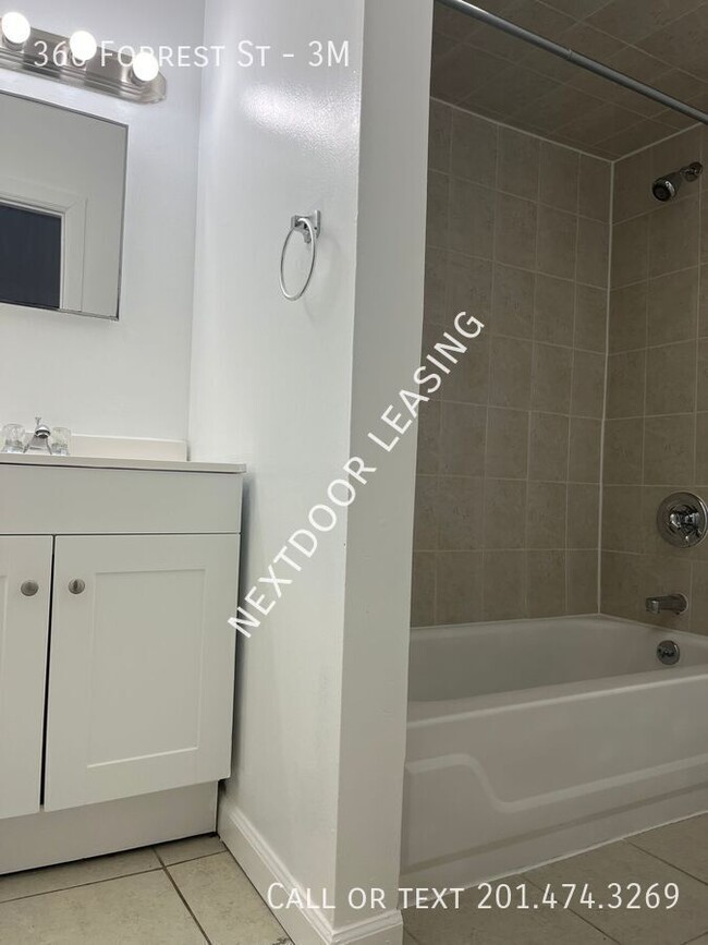 Foto del edificio - 366 Forrest St