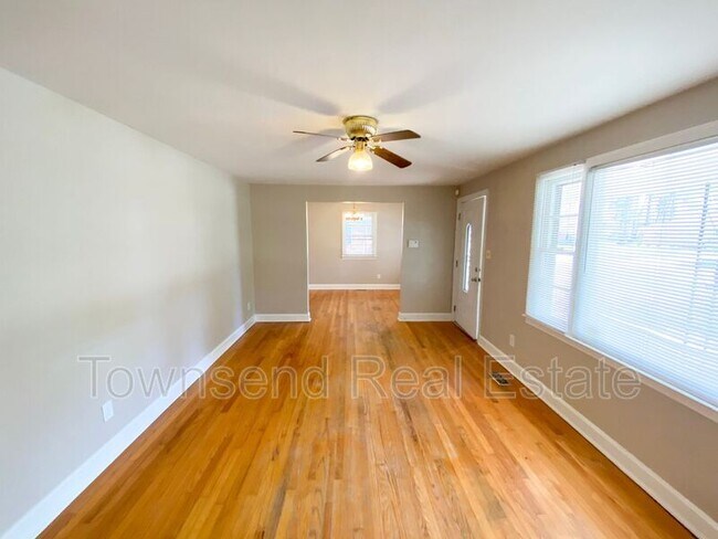 Building Photo - 205 Starhill Ave