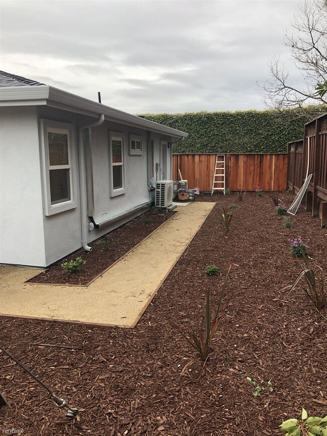 Building Photo - 2 br, 1 bath House - 881 South Bayshore Bo...