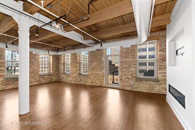Building Photo - 420 S Clinton St