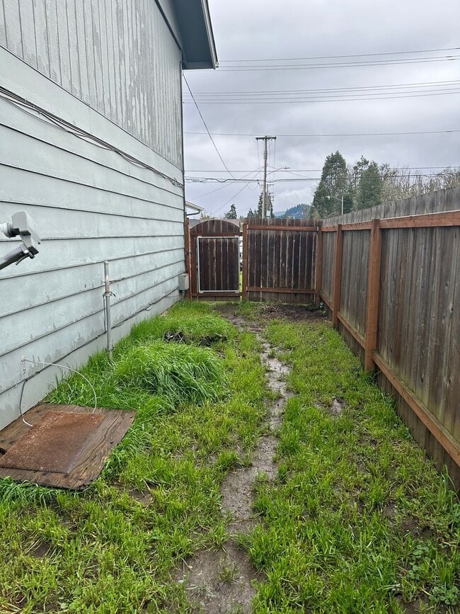 Building Photo - Updated 2 bedroom, 1 bath with garage!