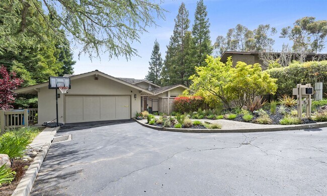 Building Photo - 4 br, 4.5 bath House - 5 Brent Court