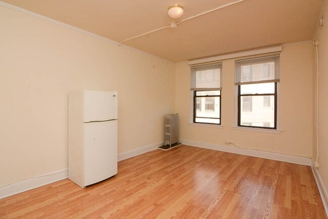 Building Photo - 3335 W Diversey Ave