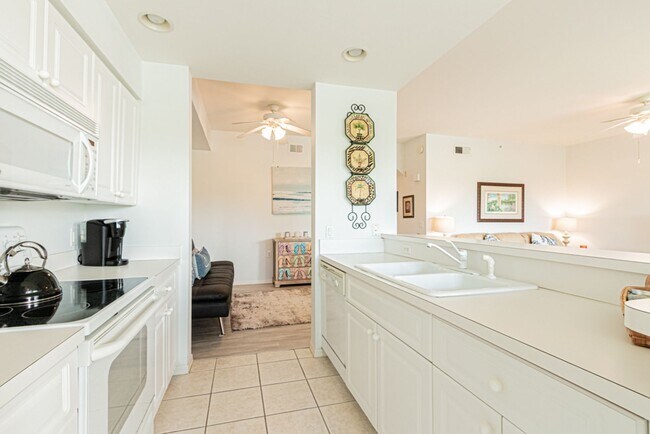 Foto del edificio - Fully Furnished Seasonal Condo Rental At Golf & Country Club - AVAIL DEC & APRIL!