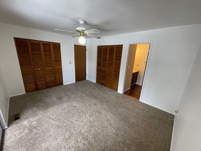 Building Photo - Townhome in Beautiful Gated community with...