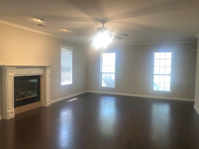 Building Photo - Beautiful home ready for you!