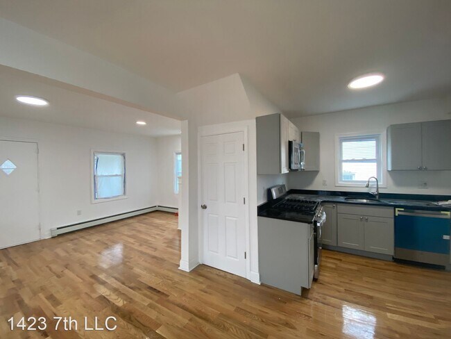 Foto del edificio - 4 br, 2 bath House - 1423 7th Ave.