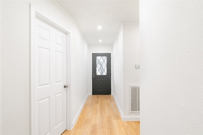 Building Photo - 15707 Amapola Dr