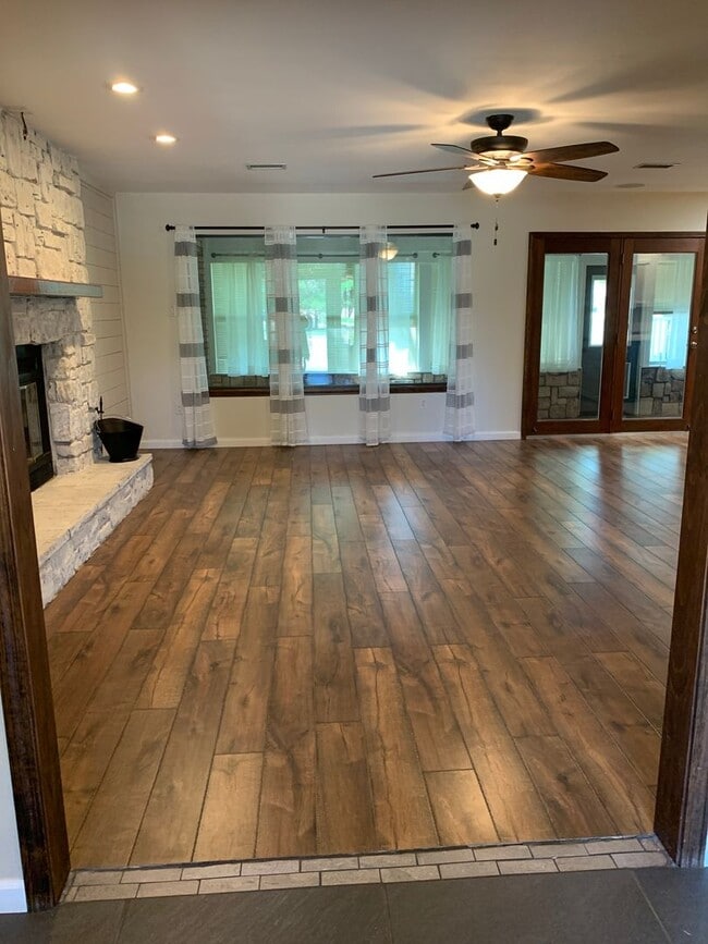 Building Photo - 421 Diamondhead Dr