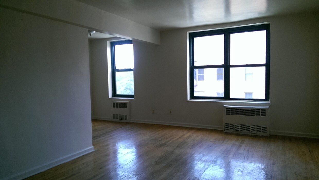 Primary Photo - 1549 Rhinelander Ave