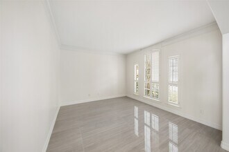 Building Photo - 5622 Lake Pl Dr