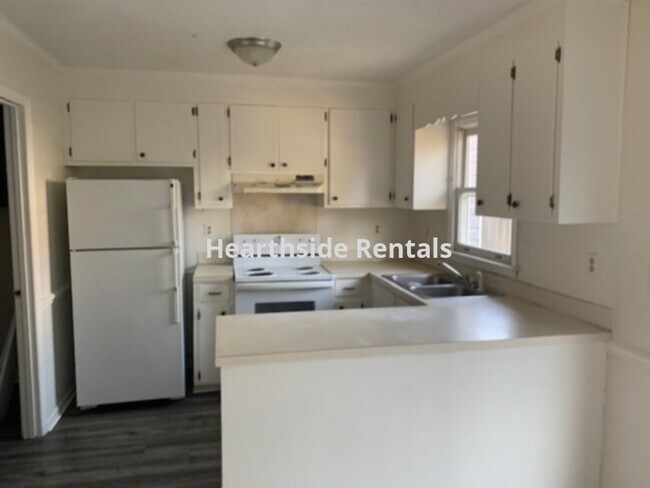 Building Photo - **3 Bedroom 2.5 Bath End Unit Townhome Nea...