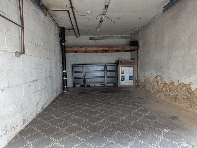 Building Photo - Large Home - Holmesburg