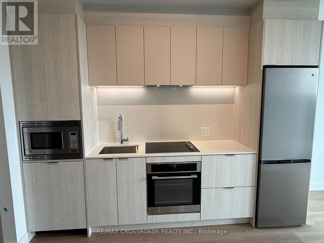 Building Photo - 3009-3009 Novar Rd