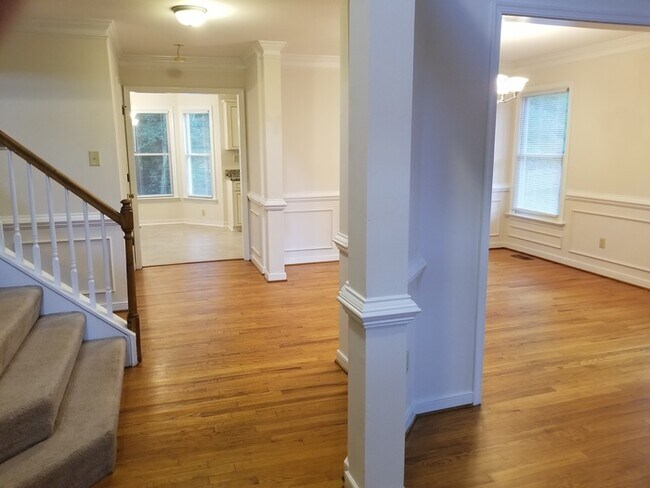 Building Photo - 2 Story Transitional in Woodlake
