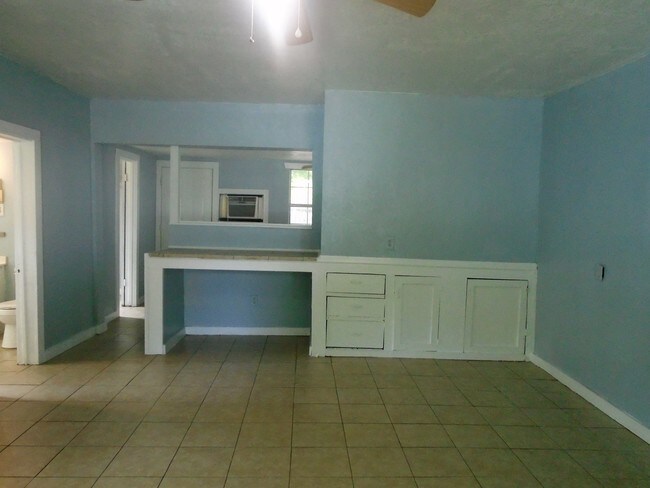 Building Photo - 415 W Ridgewood St