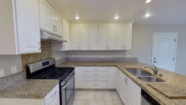 Building Photo - 3 Bedroom, 2 Bathroom Home in Costa Mesa!