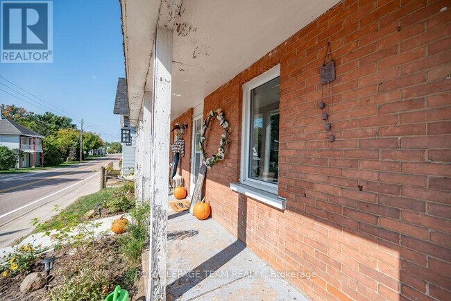 Photo du bâtiment - 11168-11160 ON-60