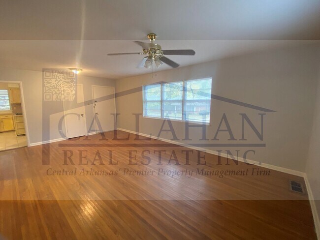 Building Photo - Mid Town 3 Bedroom home