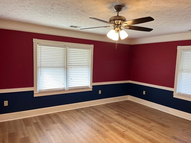 Building Photo - Charming 3-Bedroom Home with Multiple Fireplaces in Jonesboro