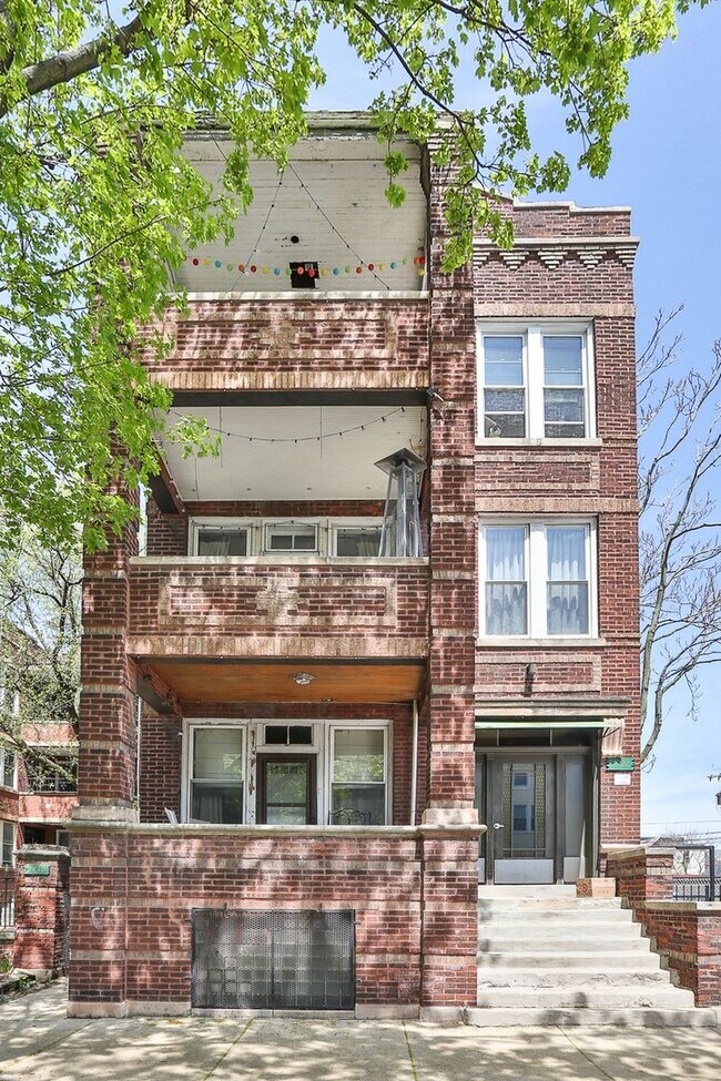 Building Photo - 2428 W Walton St