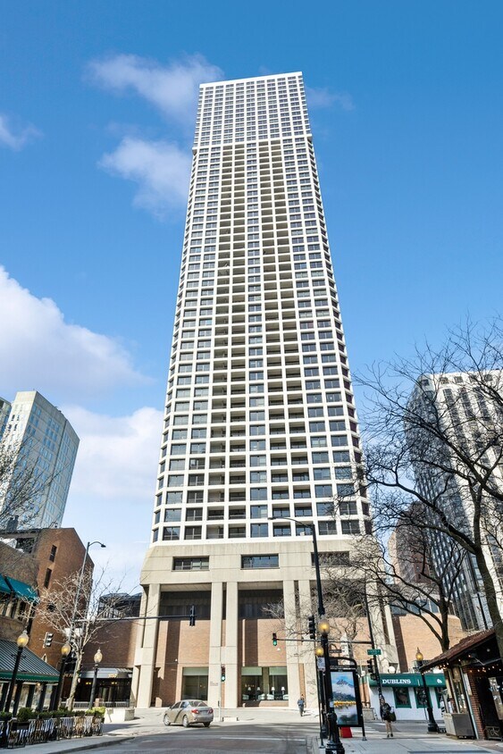 Foto principal - 1030 N State St
