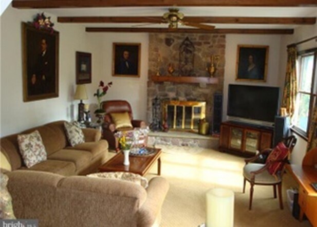 Family room - 12 Brentwood Plz