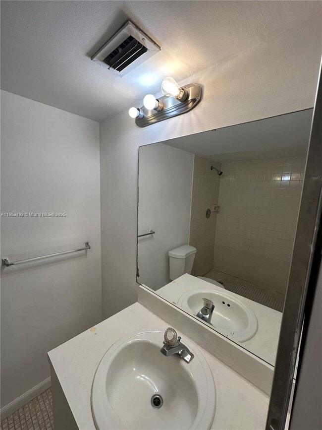 Foto del edificio - 8540 N Sherman Cir