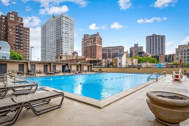Piscina al aire libre irreal - 655 W Irving Park Rd