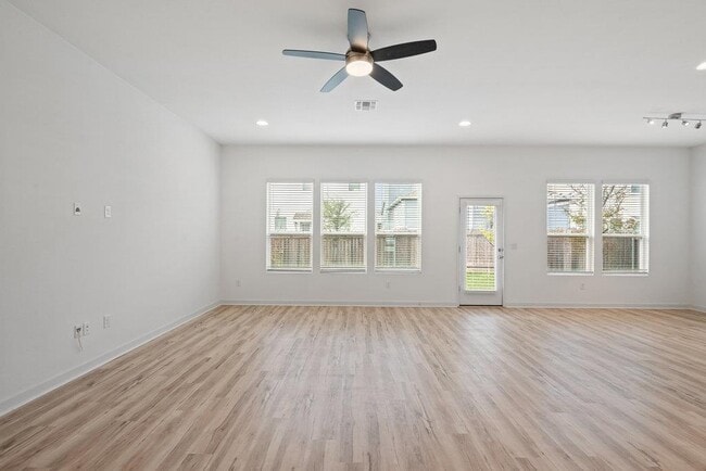 Foto del edificio - 15100 Forum Ave