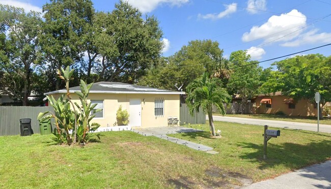 Foto del edificio - Nice 2-1 house with central air and fenced...