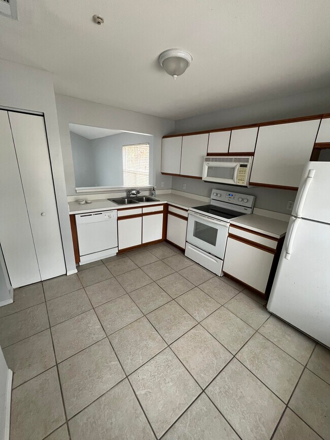 Photo - 183 Edgewater Cir House