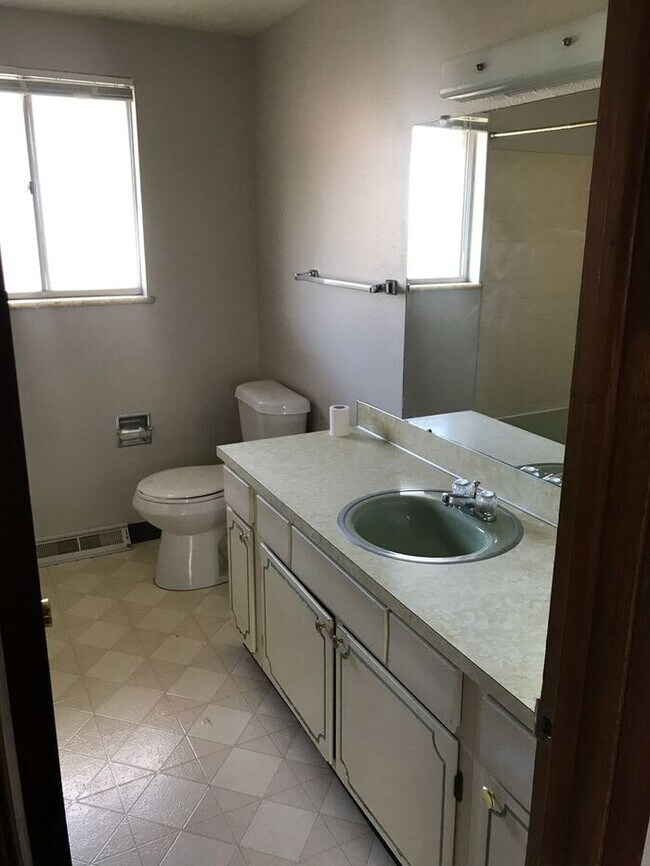 Foto del edificio - 3 Bedroom, 1 Bath Home with 1 car attached...