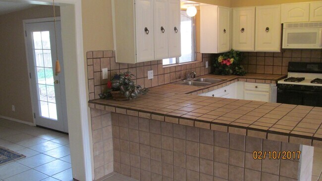Building Photo - LARGE 4BR/2BA HOUSE, TILE, REMODELED, OPEN...