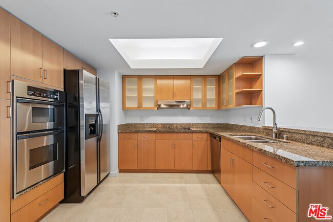 Building Photo - 13700 Marina Pointe Dr